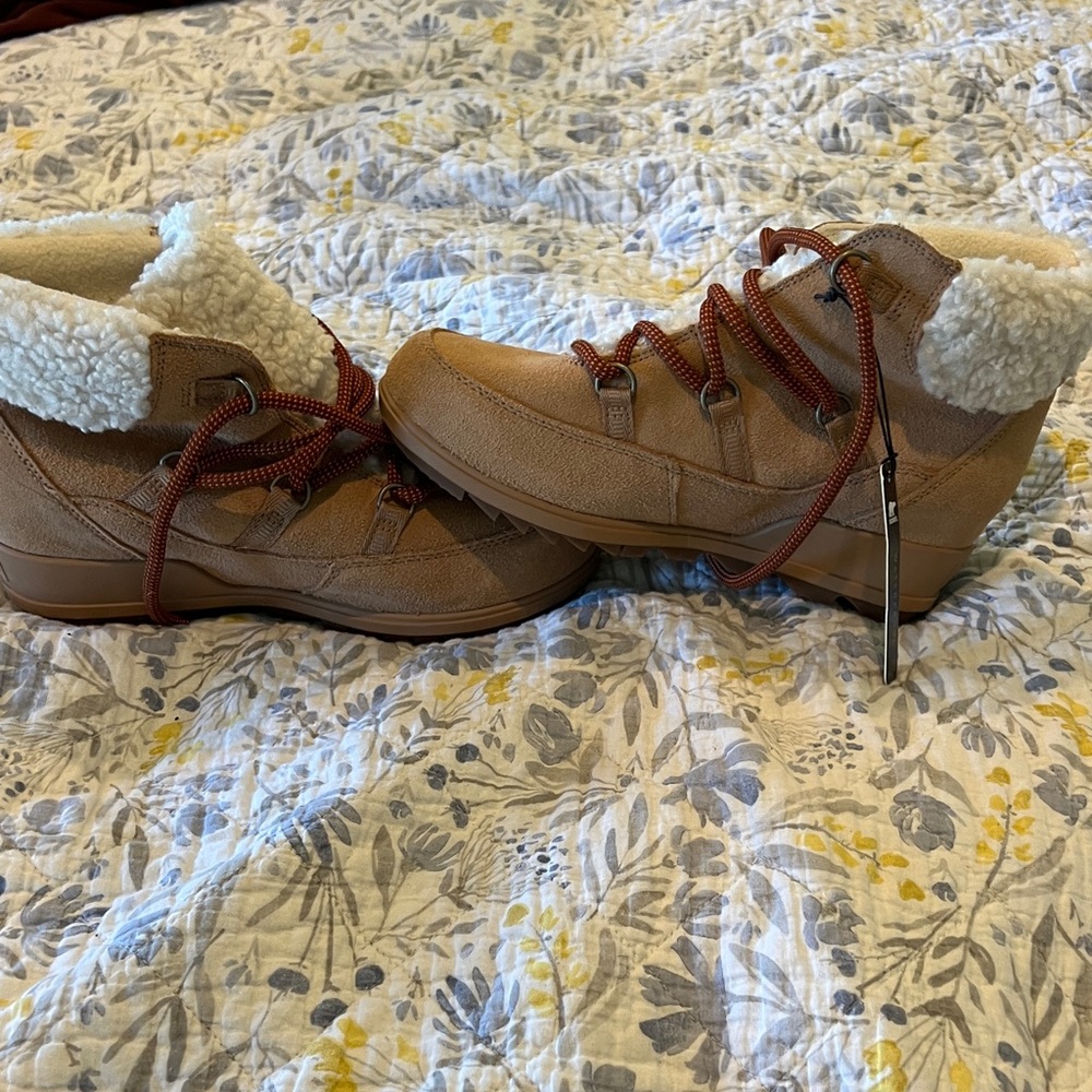 Sorel Tan Winter Boots with Red Laces